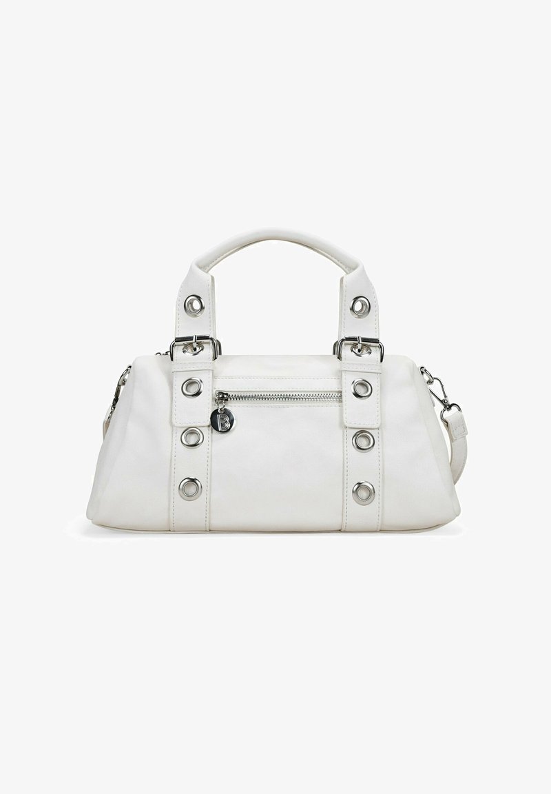 Bolso blanco hecho de material suave, con herrajes plateados, doble asa superior, un bolsillo frontal con cremallera y tachuelas decorativas.