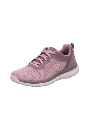 Zapatilla deportiva rosa con parte superior de malla, logotipo bordado, suela texturizada y collar acolchado. Presenta cordones a juego y un diseño ligero.