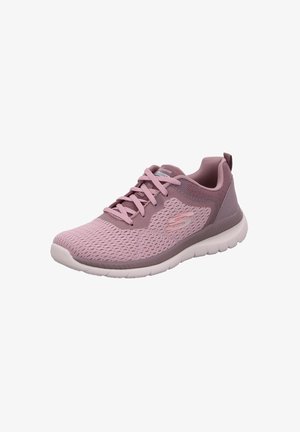 Zapatilla deportiva rosa con parte superior de malla, logotipo bordado, suela texturizada y collar acolchado. Presenta cordones a juego y un diseño ligero.