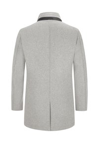 Hellgrauer Wollmischungs-Mantel mit tailliertem Design, ausgestattet mit einem Kragen aus schwarzem Leder, langen Ärmeln sowie einer mittigen Rückennaht und Schlitzen.