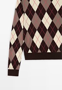 Gestrickter Pullover mit Rautenmuster in Dunkelbraun, Creme und Taupe mit rosa Akzenten sowie gerippten Bündchen an Ärmeln und Saum.