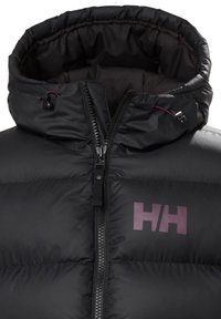 Chaqueta de plumas negra con cuello alto, cremallera frontal y capucha. Presenta una tela texturizada con secciones acolchadas y un logo morado en el pecho.