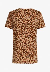 Korte mouw T-shirt van een beige stof met een bruin luipaardpatroon. Ronde hals; losse pasvorm; gladde textuur. Geen zichtbare branding.