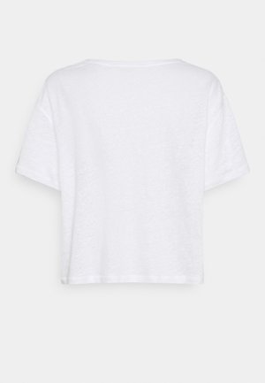 T-shirt corta bianca realizzata in cotone leggero. Maniche corte, scollatura rotonda e una superficie liscia e uniforme senza motivi visibili.