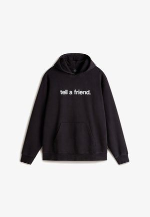 Schwarzer Kapuzenpullover mit Fronttasche, versehen mit dem Text "Sag es einem Freund." in Weiß, aus weichem Stoff gefertigt und in klassischer Passform gestaltet.