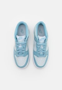 Nike Sportswear DUNK LOW - Sapatilhas - aura/clear/worn blue/white