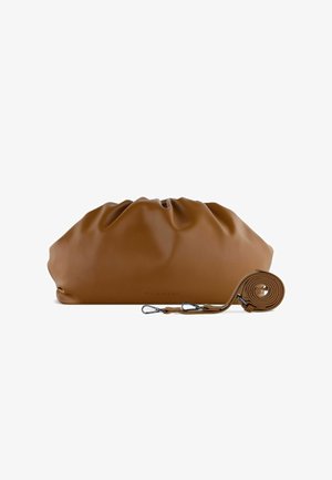 Bolso de cuero marrón con diseño fruncido, correa ajustable y acentos de metal. Textura suave y forma redondeada sin costuras.