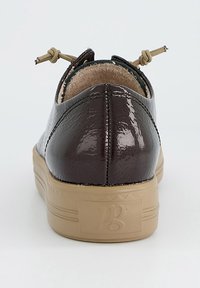 Bruin, glanzend leren schoen met een ronde neus en een tan rubberen zool. Voorzien van een zachte voering en decoratieve veters aan de achterkant.