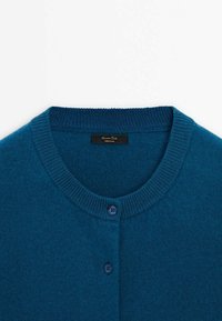 Cardigan en maille bleu sarcelle avec encolure ronde, col côtelé et deux boutons assortis fermés au centre avant.