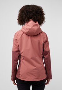 Giacca impermeabile rosa con cappuccio, caratterizzata da maniche a blocchi di colore in una tonalit�à di rosa più scura. Struttura liscia, progettata per l'uso all'aperto.