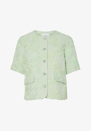 Teksturert lys grønn jakke med korte ermer, prydet med blomstermønster, rund halslinje og fem dekorative knapper foran.