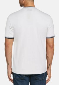 T-shirt blanc à manches courtes avec un col rond, présentant des rayures d'accent bleu marine sur le col et les ourlets des manches. Texture de tissu lisse.