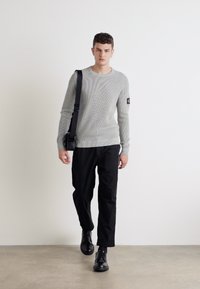 Calvin Klein Jeans BADGE EASY SWEATER - Maglione - gray heather