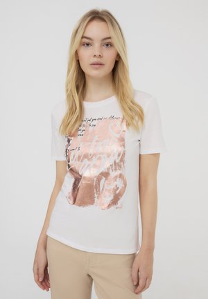 T-shirt bianco a maniche corte con una grafica metallica oro rosa che presenta testo e forme a cuore, realizzato in morbido tessuto di cotone.