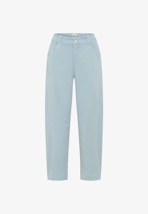 Lyseblå bukser med lige ben, lukkes foran med knap, bæltestropper og sidelommer.