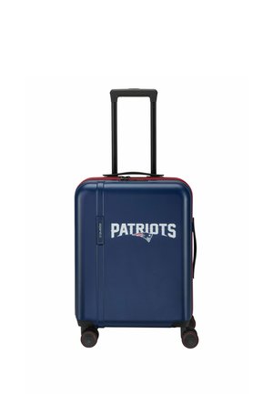 Marineblauer Hartschalenkoffer mit Patriots-Logo, Teleskopgriff, Seitenhenkel und vier schwarzen und roten Spinner-Rollen.