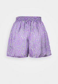 Violetit elastiset vyötäröshortsit, joissa on vaaleanvihreä epäsäännöllinen abstrakti kuvio, valmistettu sileästä, kevyestä kankaasta.