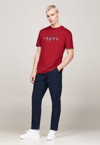 Tommy Jeans SIGNATURE TWIST TEE UNISEX - Tričko s potlačou - regatta red