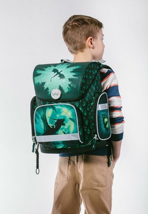 Zaino verde e nero con design di draghi e foreste, scaglie testurizzate, tasca frontale, chiusure a zip e spallacci imbottiti.