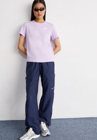 Nike Sportswear CLUB TEE - Základné tričko - violet mist