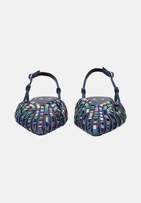 Sandalias de denim con acentos de cuentas multicolores, que presentan un diseño curvado, punta abierta y correas ajustables en el tobillo.