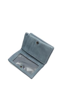 Šviesiai mėlynas odinis piniginė su keliais kortelių skyreliais, aiškia ID langeliu ir spaudžiamu uždarymu. Sklandus paviršius ir subtilus siuvinėjimo detalės.