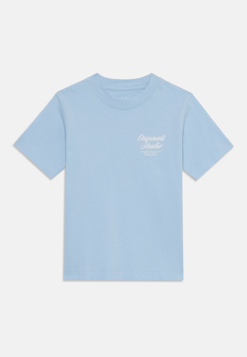 Šviesiai mėlynas medvilninis trumpomis rankovėmis marškinėliai su apvaliu iškirpimu ir mažu baltu grafinio logotipu kairėje krūtinės pusėje. Lygus paviršius.