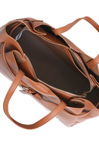 Borsa a tracolla in pelle marrone con texture, chiusura a zip, manici doppi e un ampio interno con fodera liscia. Accentuata da un dettaglio con fibbia.