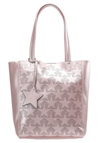 Metallisk rosa tote-väska med perforerat stjärnmönster, två långa handtag och en stjärnformad detalj, tillverkad av syntetmaterial.