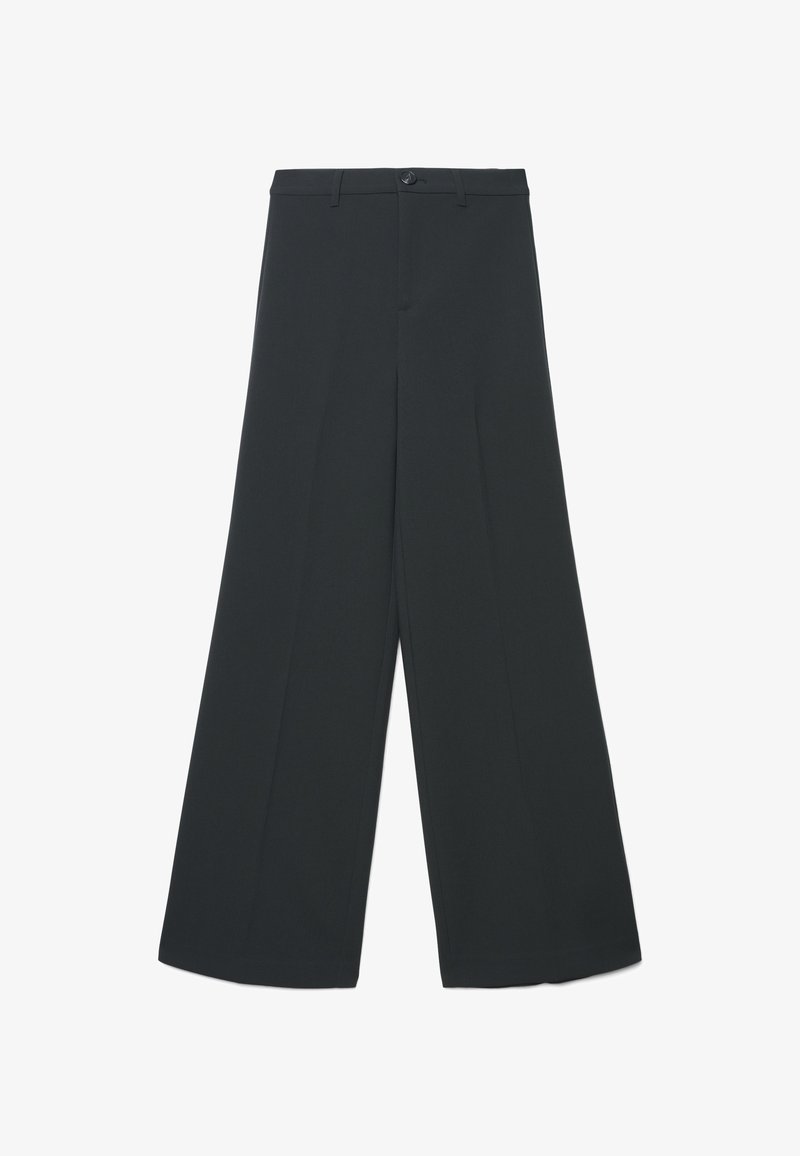 Pantaloni a gamba larga in tessuto grigio scuro, con chiusura a bottone e zip, pieghe frontali e una texture liscia.