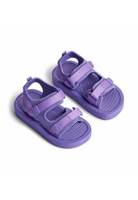 Violetti lasten sandaalit, joissa on teksturoitu kumipohja, säädettävät Velcro-nauhat ja pyöreä, avoin kärki.