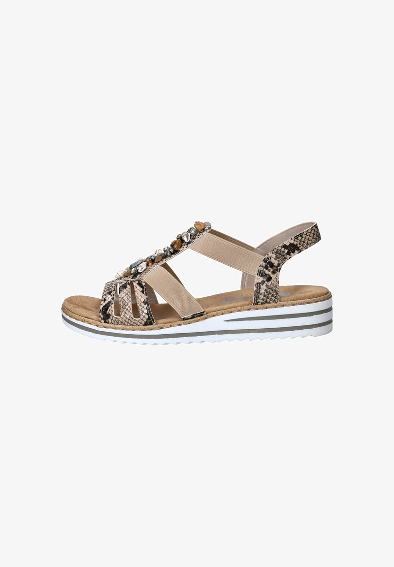 Sandale compensée beige à imprimé serpent avec des brides élastiques et des pierres décoratives sur la tige, semelle rayée blanche pour un usage décontracté.
