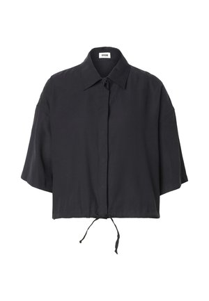 Sort croppet skjorte med korte ærmer, krave, skjulte knapper og justerbar snøre i kanten.