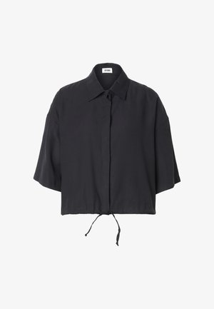 Sort croppet skjorte med korte ærmer, krave, skjulte knapper og justerbar snøre i kanten.