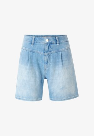 Shorts in denim azzurro chiaro, a vita alta con pieghe, dotati di chiusura con bottone e design classico a cinque tasche. Texture liscia.