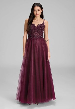 Burgundy iltaohjelma, jossa on herkkä pitsiyläosa, helmikoristeet ja kerroksellinen tüllihame. Säädettävät ohutolkaimet. Lattiapituinen malli.