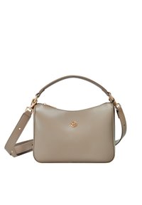 Sac à main en cuir beige aux bords arrondis, avec une bandoulière amovible, des accessoires en métal doré et un accent de logo subtil à l'avant.