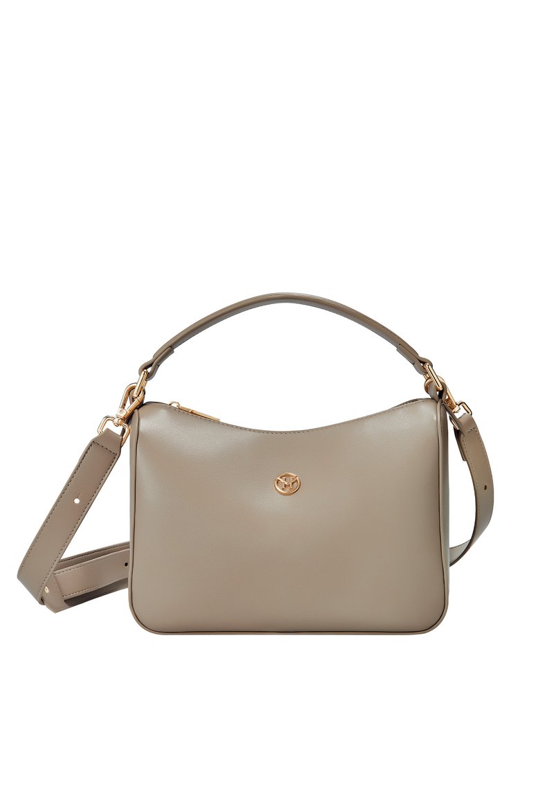 Sac à main en cuir beige aux bords arrondis, avec une bandoulière amovible, des accessoires en métal doré et un accent de logo subtil à l'avant.