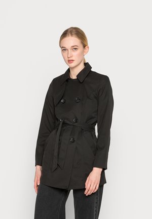 Trench-coat noir en tissu léger, présentant un design croisé, de grands boutons et une taille ceinture.