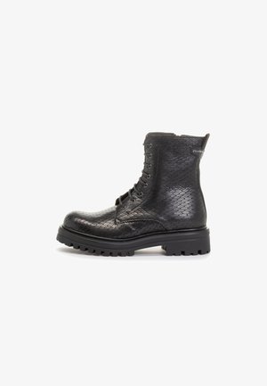 Bottines noires à lacets avec un motif en cuir de serpent texturé, semelle robuste avec des crampons, et une languette noire à l'arrière.