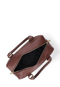 Borsa a tracolla in pelle marrone con finitura texture, dotata di accessori in oro, zip superiore e un ampio interno nero.