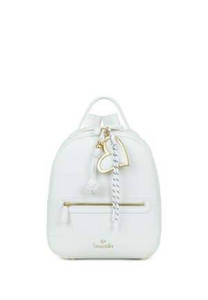 Zaino in pelle bianca con zip dorata, charm a forma di cuore in oro, nappina e dettaglio nodo, marchiato "braccialini" in basso al centro.