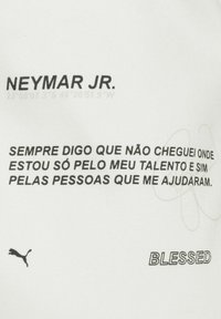 Ein weißer Stoff hat schwarzen Text: "NEYMAR JR." oben, ein Zitat darunter in fetter Schrift und "BLESSED" am unteren Rand. Ein kleines schwarzes Puma-Logo ist enthalten.