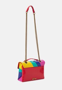 Suorakaiteen muotoinen käsilaukku, jossa kiiltävä punainen runko ja moniväriset raidat keltaisena, sinisenä ja purppurana; kullanvärinen ketjuhihna.
