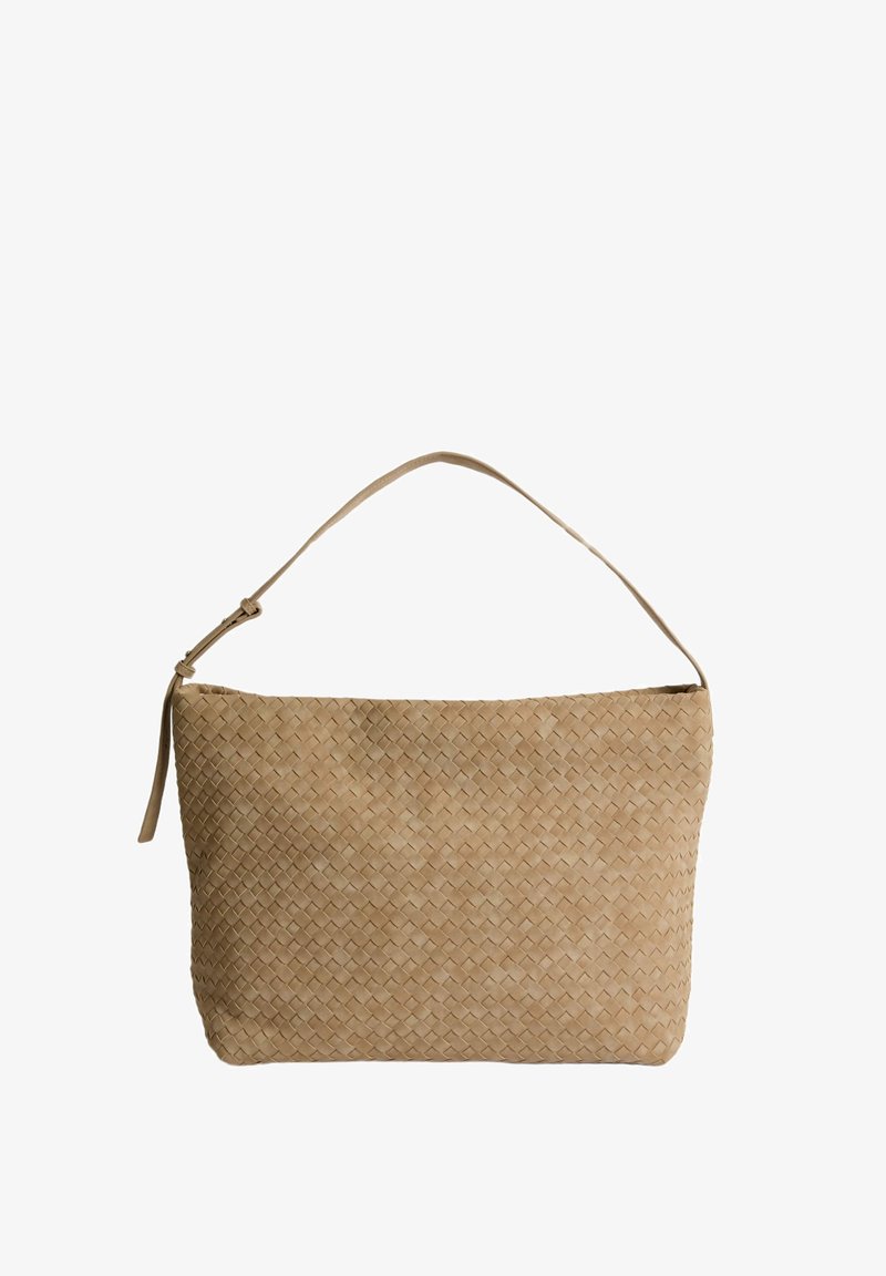 Gewebte beigere Lederhandtasche mit einem einzelnen Schulterriemen, rechteckiger Form und strukturiertem Oberflächen. Verstellbare Riemenbeschläge sind enthalten.