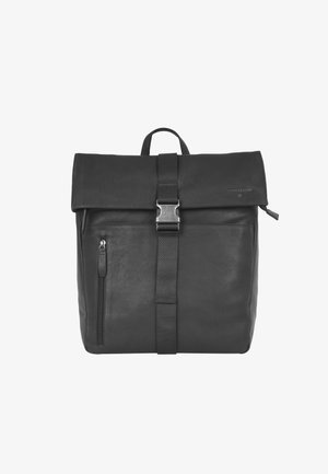 Zwarte leren rugzak met een oprolbare sluiting, verstelbare schouderband, zilverkleurige hardware, een voorvak met rits en een gestructureerd uiterlijk.