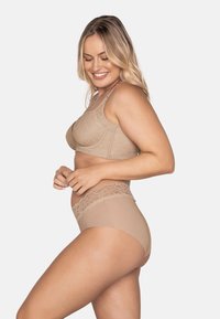 Beige kant en gladde stof bh en hoge taille slipset. Kenmerken delicate kantafwerking en verstelbare bandjes. Eenvoudig, naadloos ontwerp.