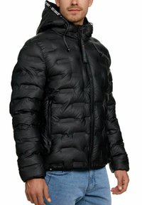 Cappotto imbottito nero con design a trapuntatura, dotato di cappuccio, cordini regolabili e tasche laterali. Il materiale ha una leggera lucentezza.
