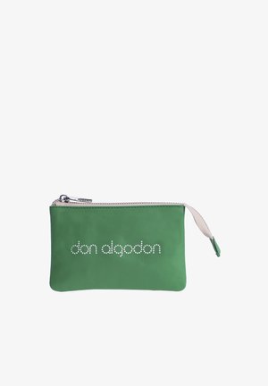 Funda rectangular verde con cremallera metálica y lazo de tela, con la marca "don algodon" en letras blancas punteadas en el frente.
