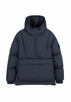 Tengerészkék puffertakaró kabát kapucnival, cipzáros elülső résszel és egy nagy elülső zsebbel. Steppelt, tartós anyagból készült, sima felülettel.